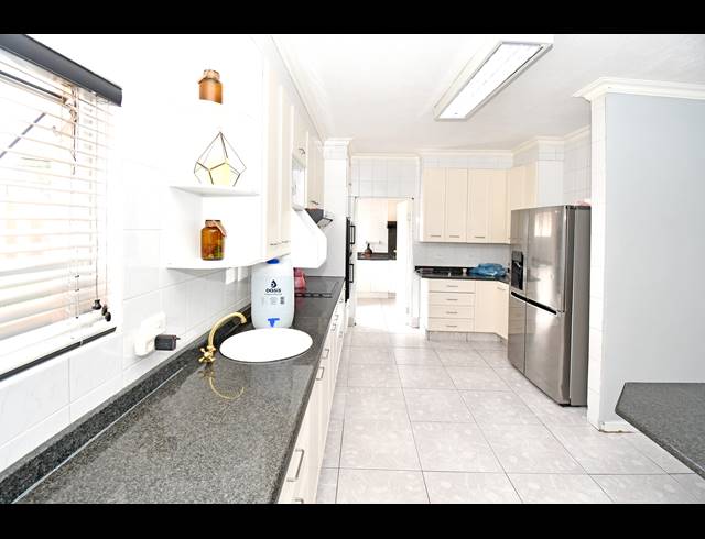 6 BEDROOM HOUSE FOR SALE IN CROWN NORTH
